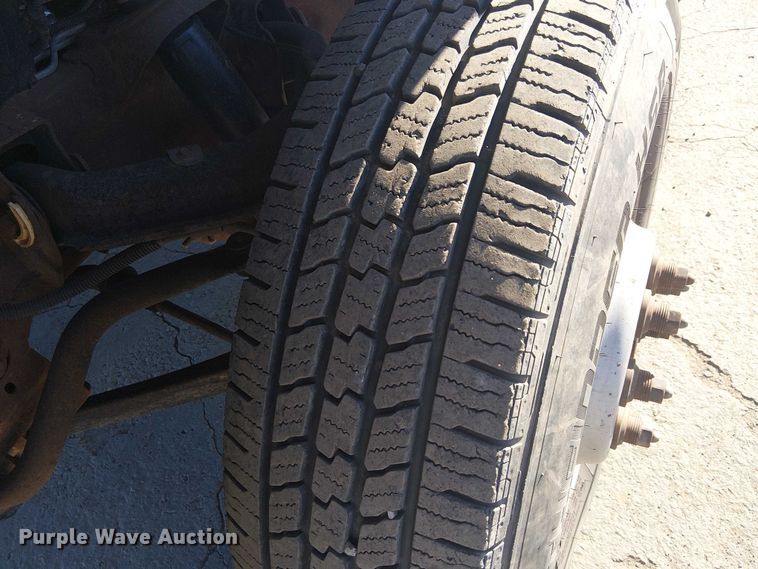 image for item EE5236 2002 Chevrolet Silverado 3500 flatbed pickup truck