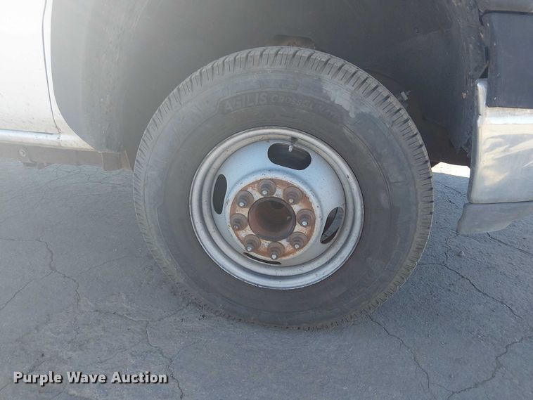 image for item EE5236 2002 Chevrolet Silverado 3500 flatbed pickup truck