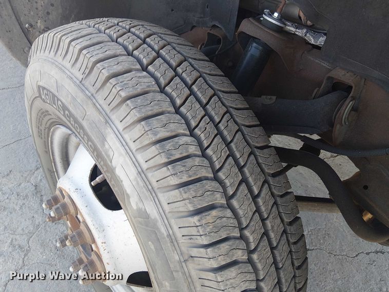 image for item EE5236 2002 Chevrolet Silverado 3500 flatbed pickup truck