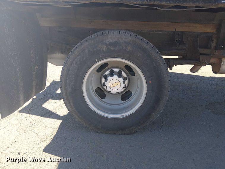 image for item EE5236 2002 Chevrolet Silverado 3500 flatbed pickup truck