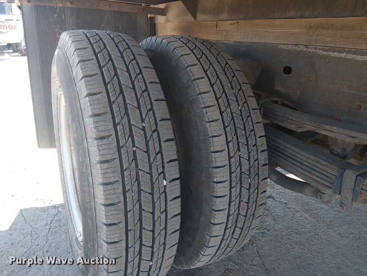 image for item EE5236 2002 Chevrolet Silverado 3500 flatbed pickup truck