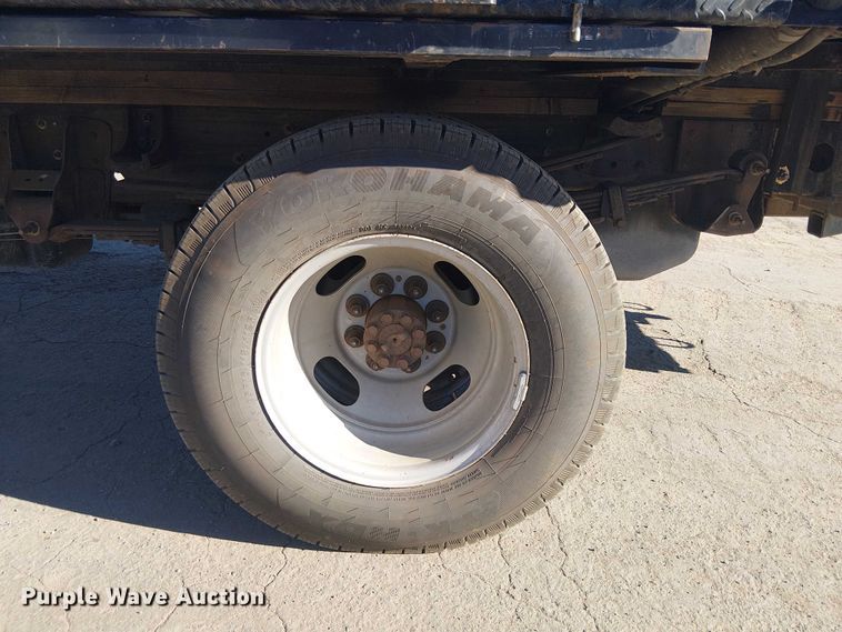 image for item EE5236 2002 Chevrolet Silverado 3500 flatbed pickup truck