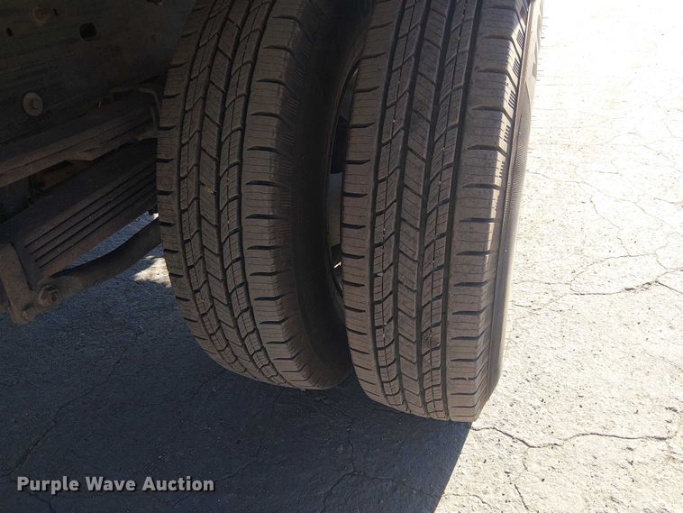 image for item EE5236 2002 Chevrolet Silverado 3500 flatbed pickup truck