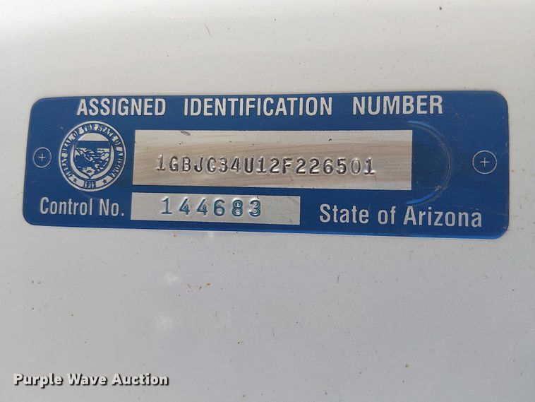 image for item EE5236 2002 Chevrolet Silverado 3500 flatbed pickup truck