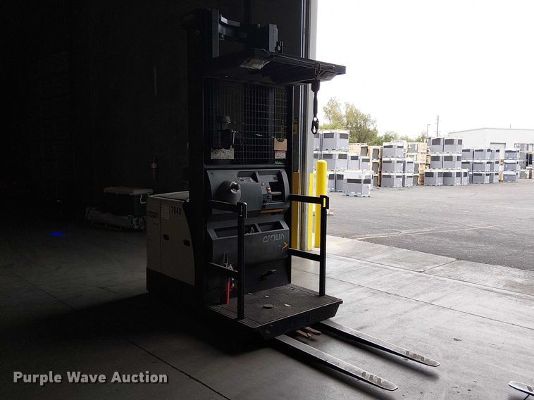 image for item EE5255 2016 Crown SP3520-30 order picker