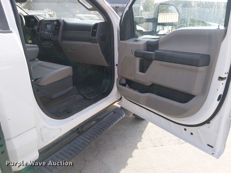 image for item EE5291 2017 Ford F550 utility / service truck