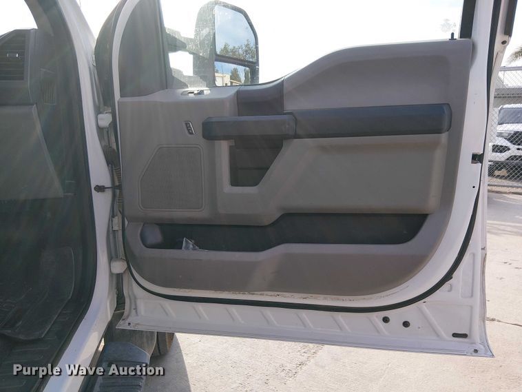 image for item EE5291 2017 Ford F550 utility / service truck