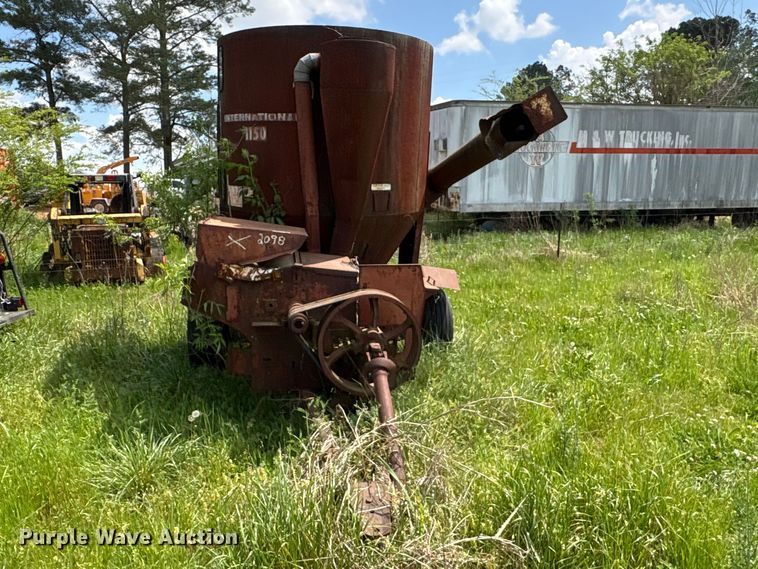 image for item EF1061 International 1150 grain cart