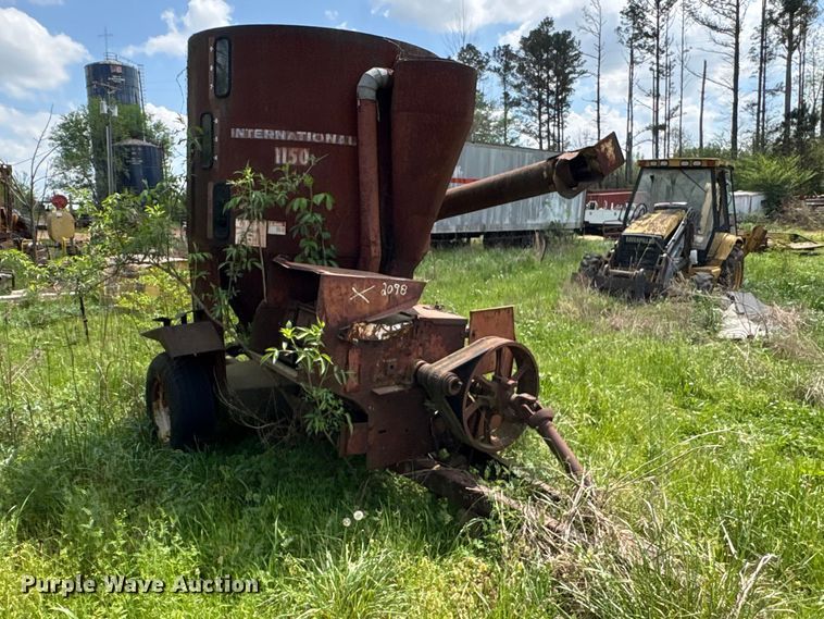 image for item EF1061 International 1150 grain cart