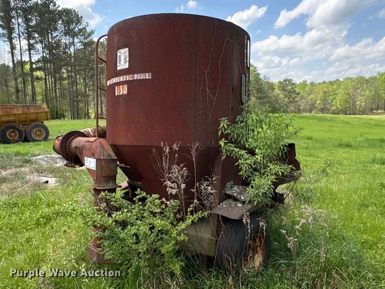 image for item EF1061 International 1150 grain cart