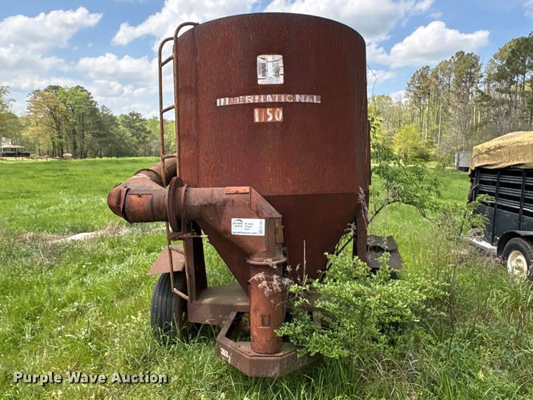image for item EF1061 International 1150 grain cart