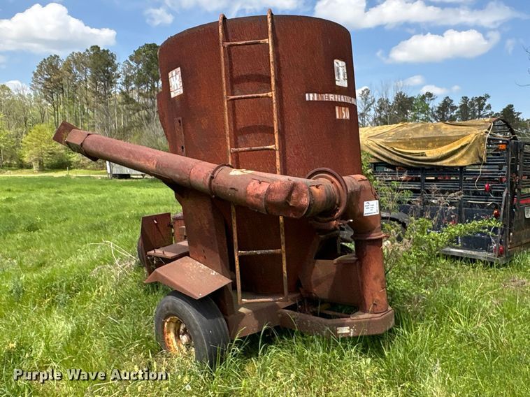 image for item EF1061 International 1150 grain cart