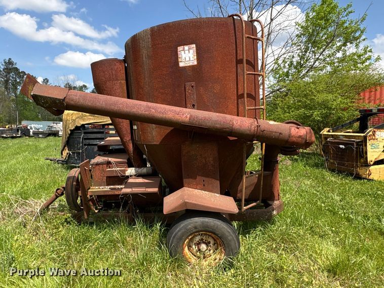 image for item EF1061 International 1150 grain cart