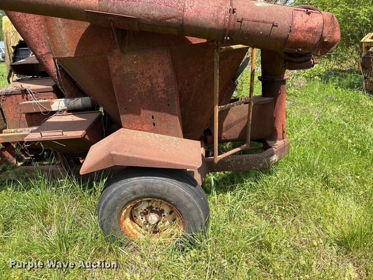 image for item EF1061 International 1150 grain cart