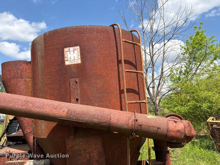 image for item EF1061 International 1150 grain cart