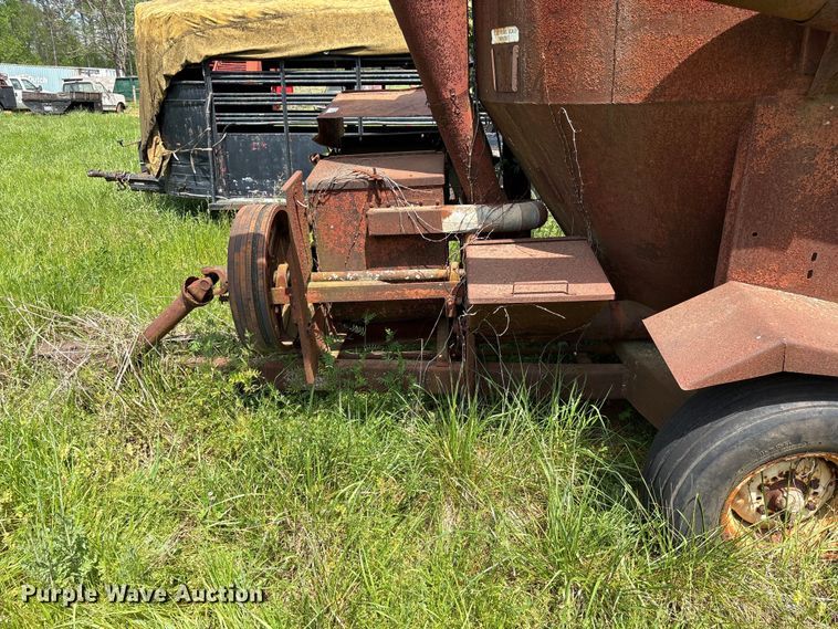 image for item EF1061 International 1150 grain cart