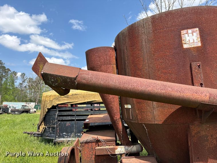 image for item EF1061 International 1150 grain cart