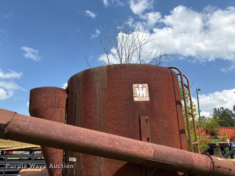 image for item EF1061 International 1150 grain cart