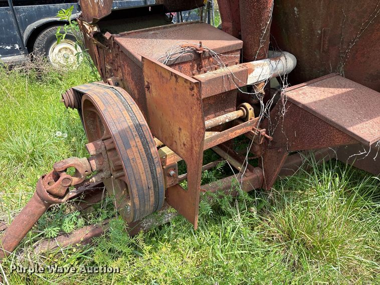 image for item EF1061 International 1150 grain cart
