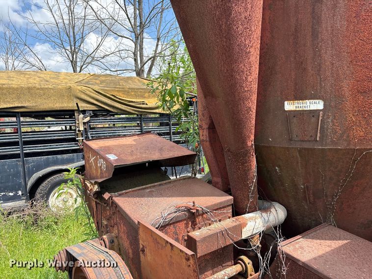 image for item EF1061 International 1150 grain cart