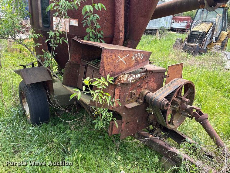 image for item EF1061 International 1150 grain cart