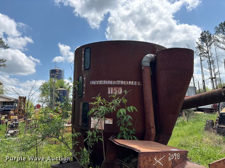 image for item EF1061 International 1150 grain cart
