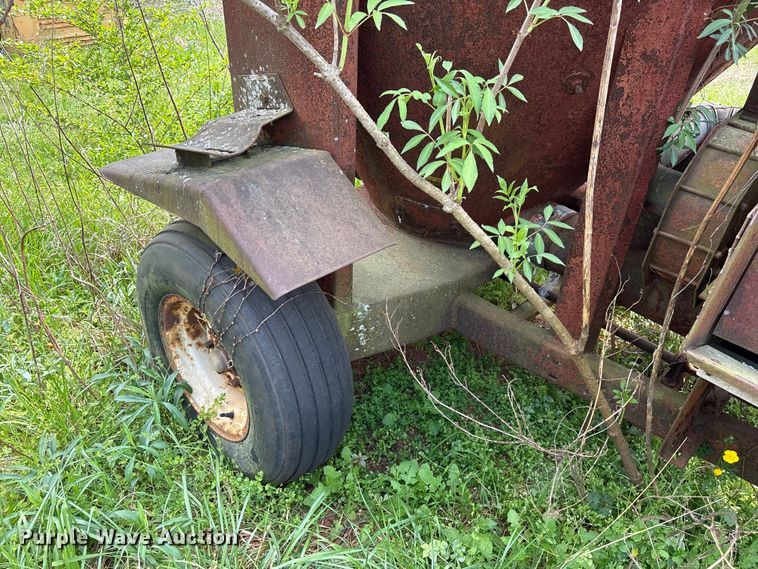 image for item EF1061 International 1150 grain cart