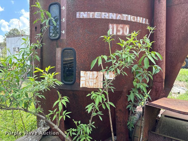 image for item EF1061 International 1150 grain cart