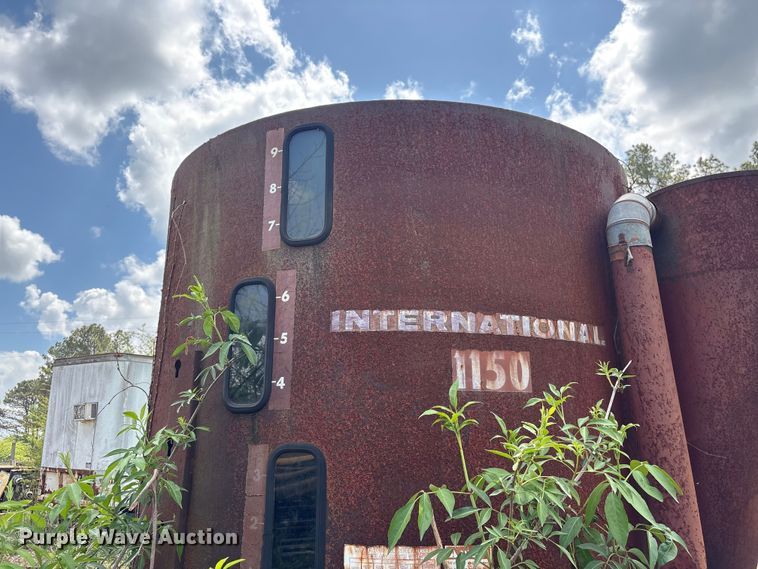 image for item EF1061 International 1150 grain cart
