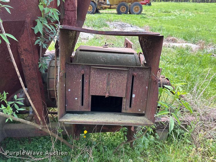 image for item EF1061 International 1150 grain cart