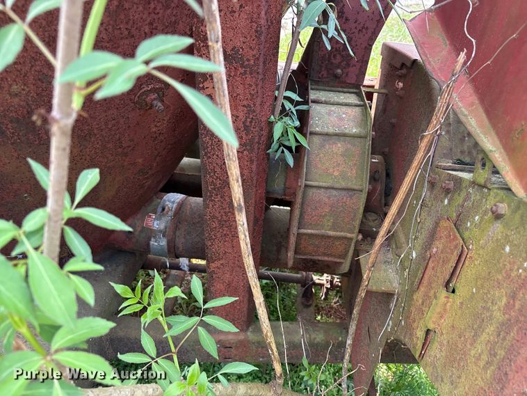 image for item EF1061 International 1150 grain cart