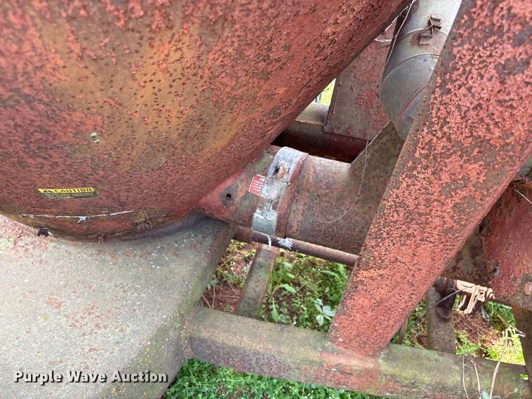 image for item EF1061 International 1150 grain cart