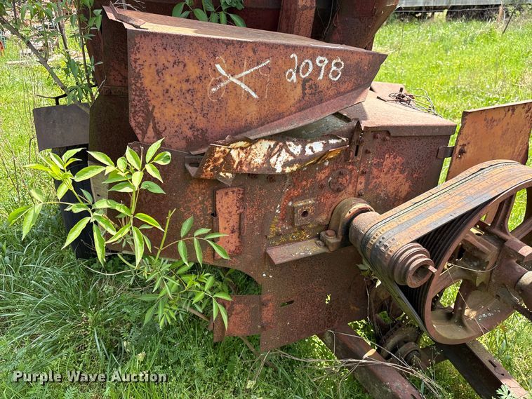image for item EF1061 International 1150 grain cart