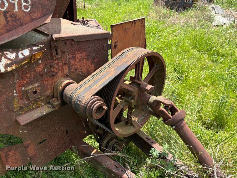 image for item EF1061 International 1150 grain cart