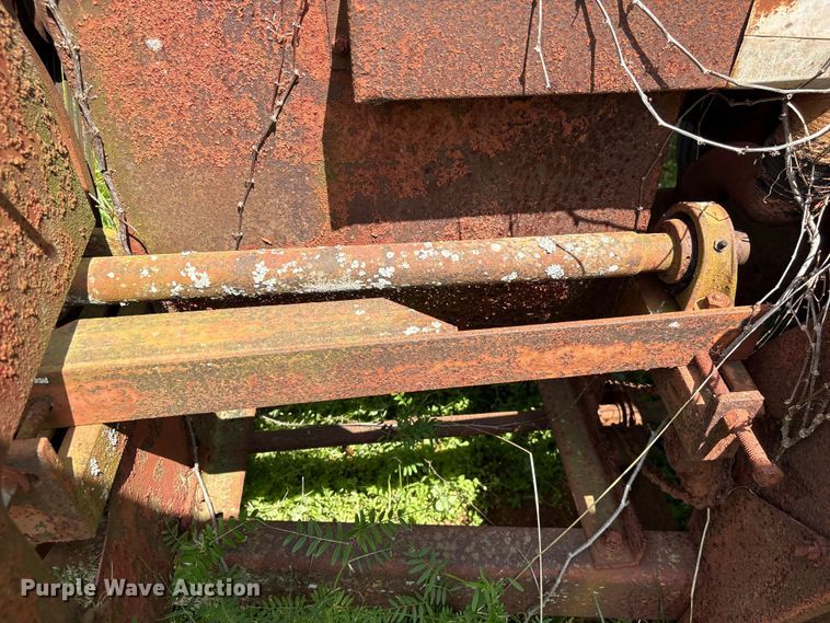image for item EF1061 International 1150 grain cart