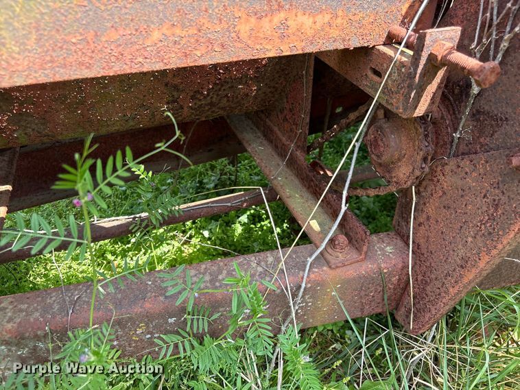 image for item EF1061 International 1150 grain cart