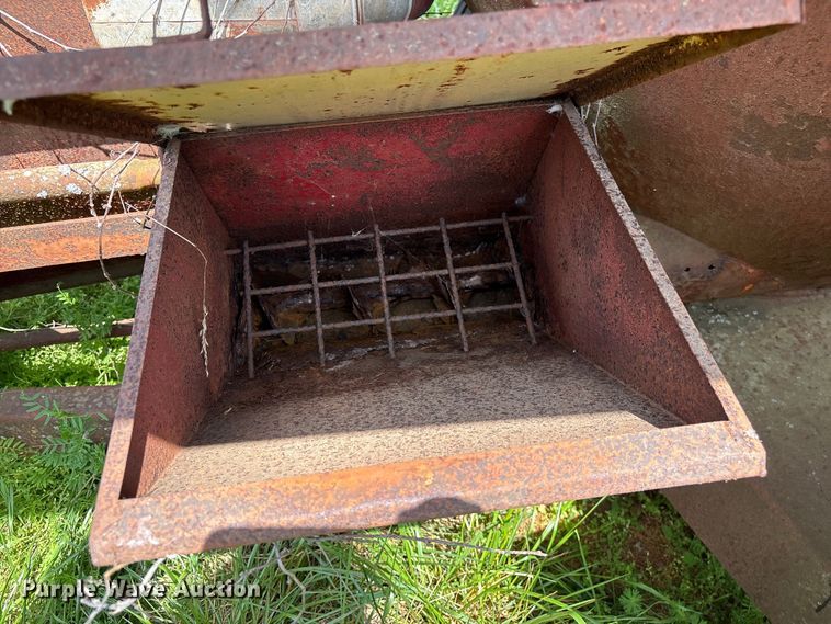 image for item EF1061 International 1150 grain cart