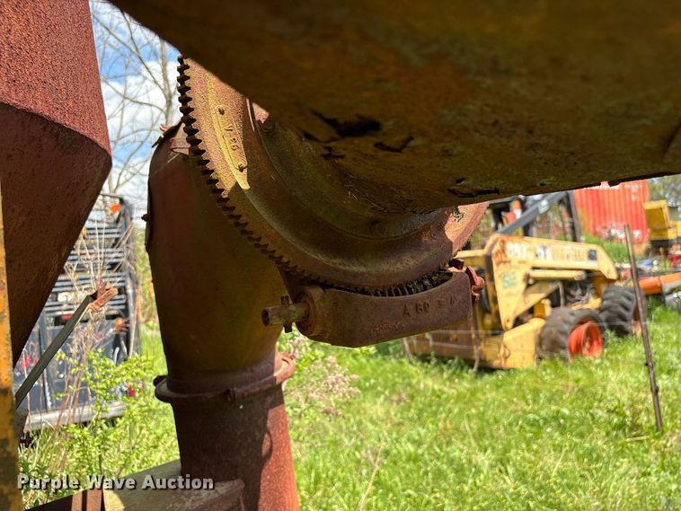 image for item EF1061 International 1150 grain cart