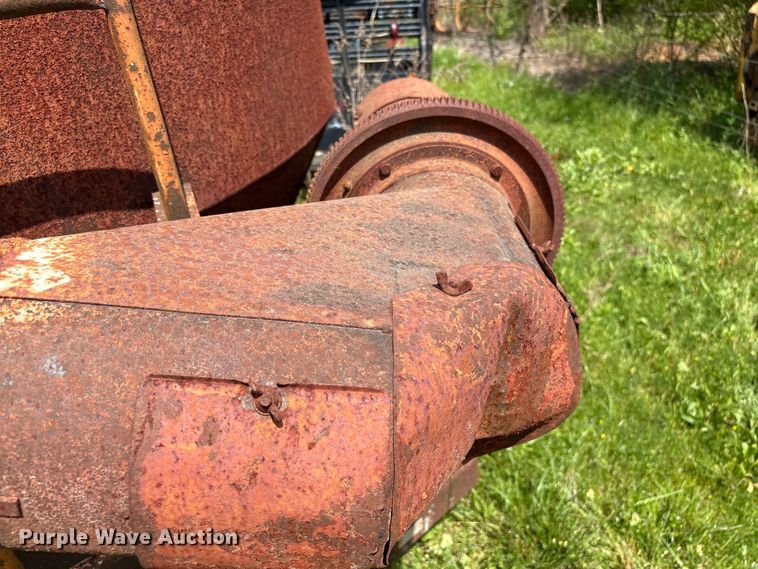 image for item EF1061 International 1150 grain cart