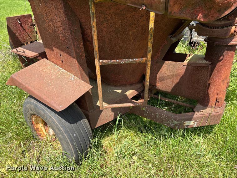 image for item EF1061 International 1150 grain cart
