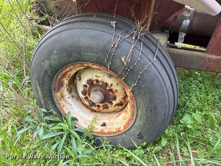 image for item EF1061 International 1150 grain cart