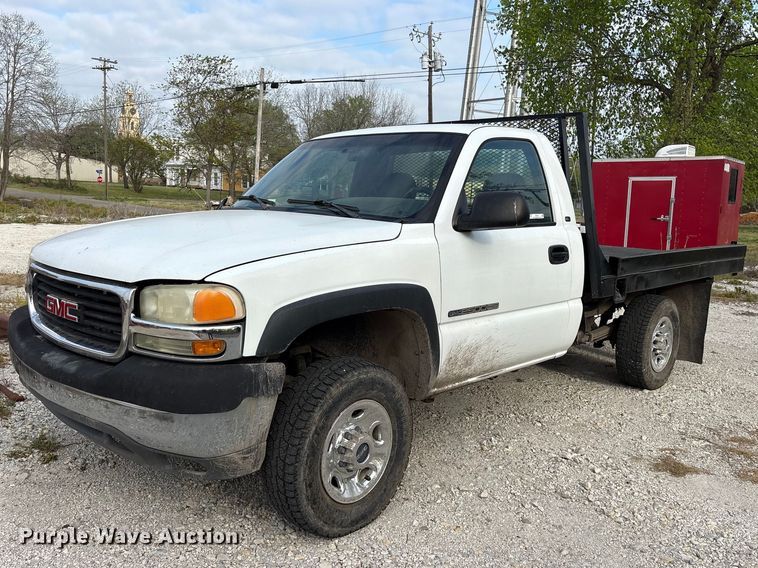 image for item EG6122 2001 GMC Sierra 2500HD flatbed pickup truck