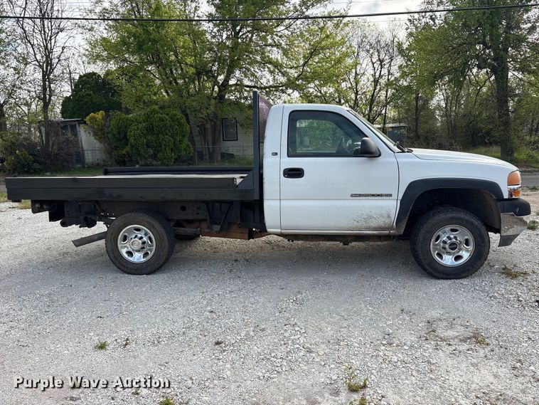 image for item EG6122 2001 GMC Sierra 2500HD flatbed pickup truck