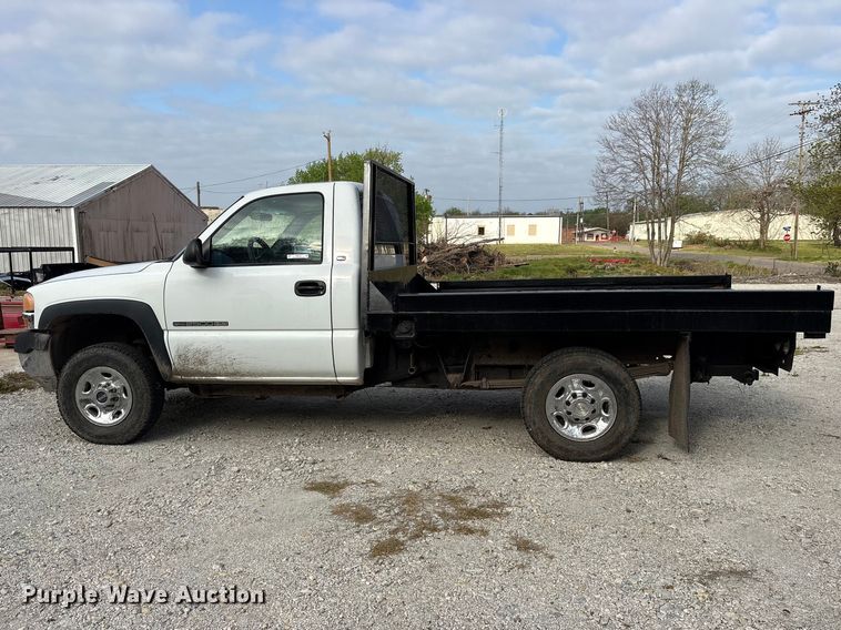 image for item EG6122 2001 GMC Sierra 2500HD flatbed pickup truck