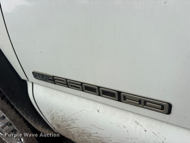 image for item EG6122 2001 GMC Sierra 2500HD flatbed pickup truck