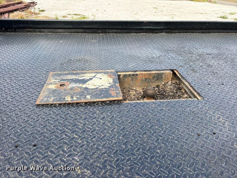 image for item EG6122 2001 GMC Sierra 2500HD flatbed pickup truck