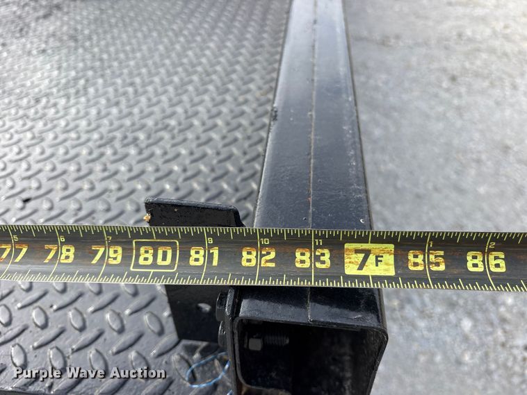 image for item EG6122 2001 GMC Sierra 2500HD flatbed pickup truck