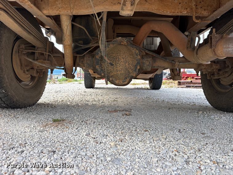 image for item EG6122 2001 GMC Sierra 2500HD flatbed pickup truck