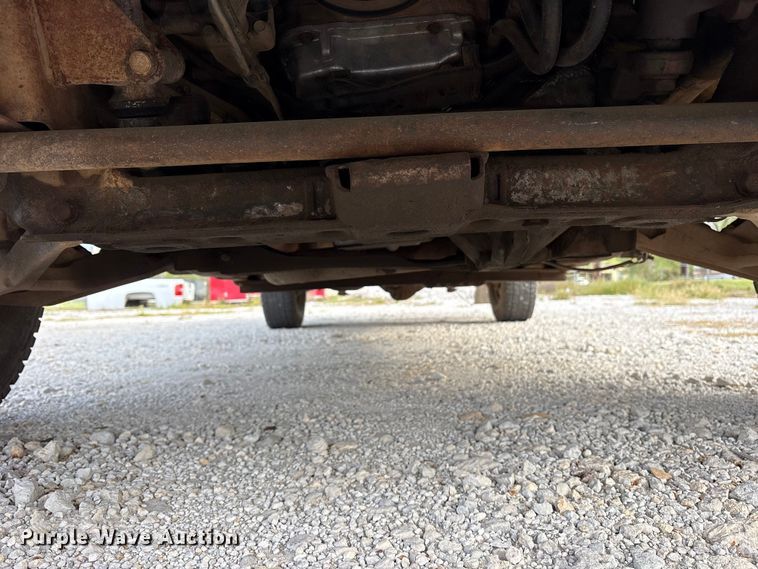 image for item EG6122 2001 GMC Sierra 2500HD flatbed pickup truck