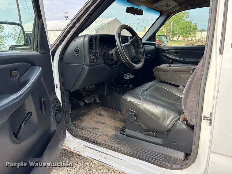 image for item EG6122 2001 GMC Sierra 2500HD flatbed pickup truck